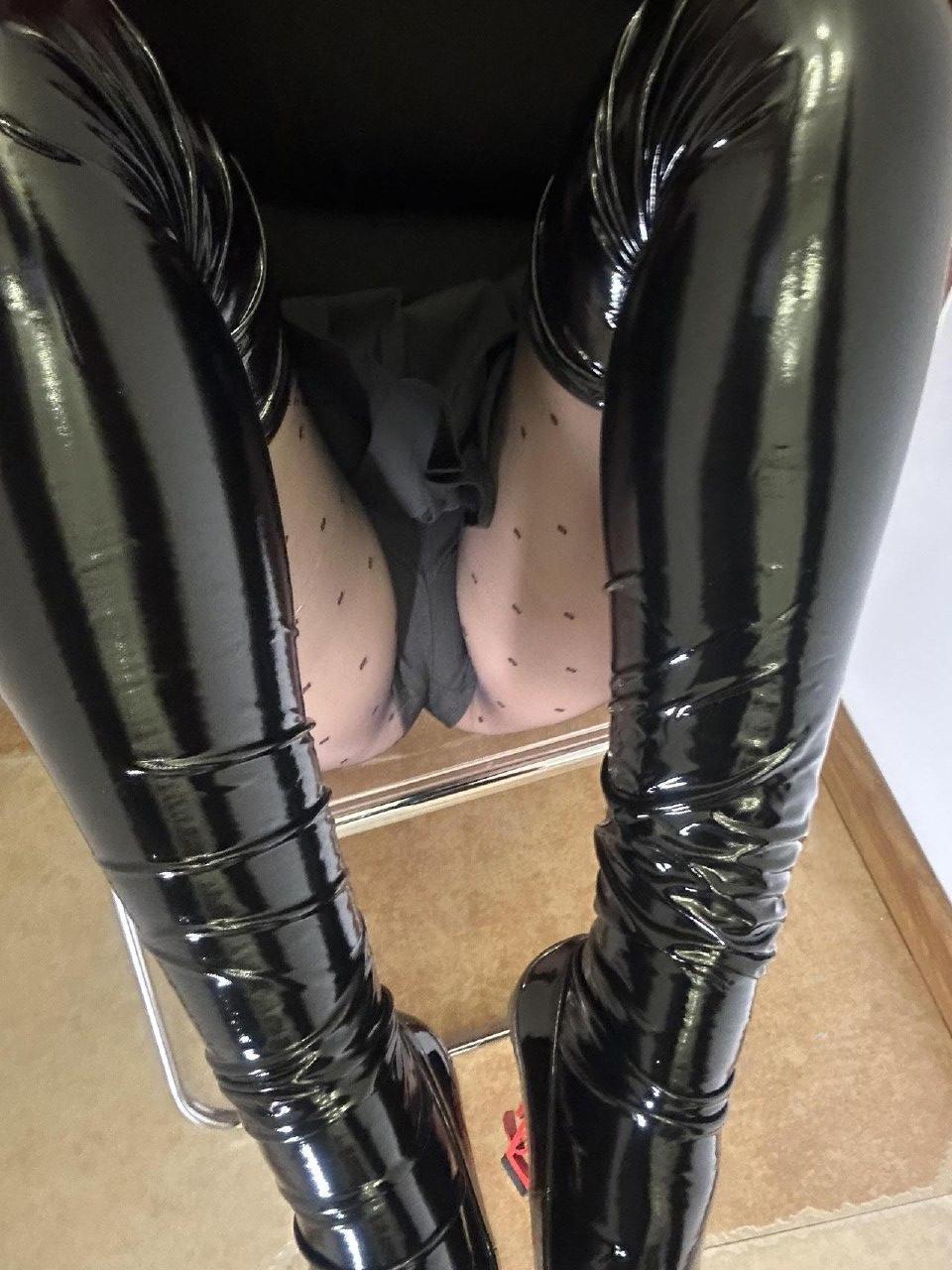 美邵女Baby – 性感漆皮加黑丝套装【24P】